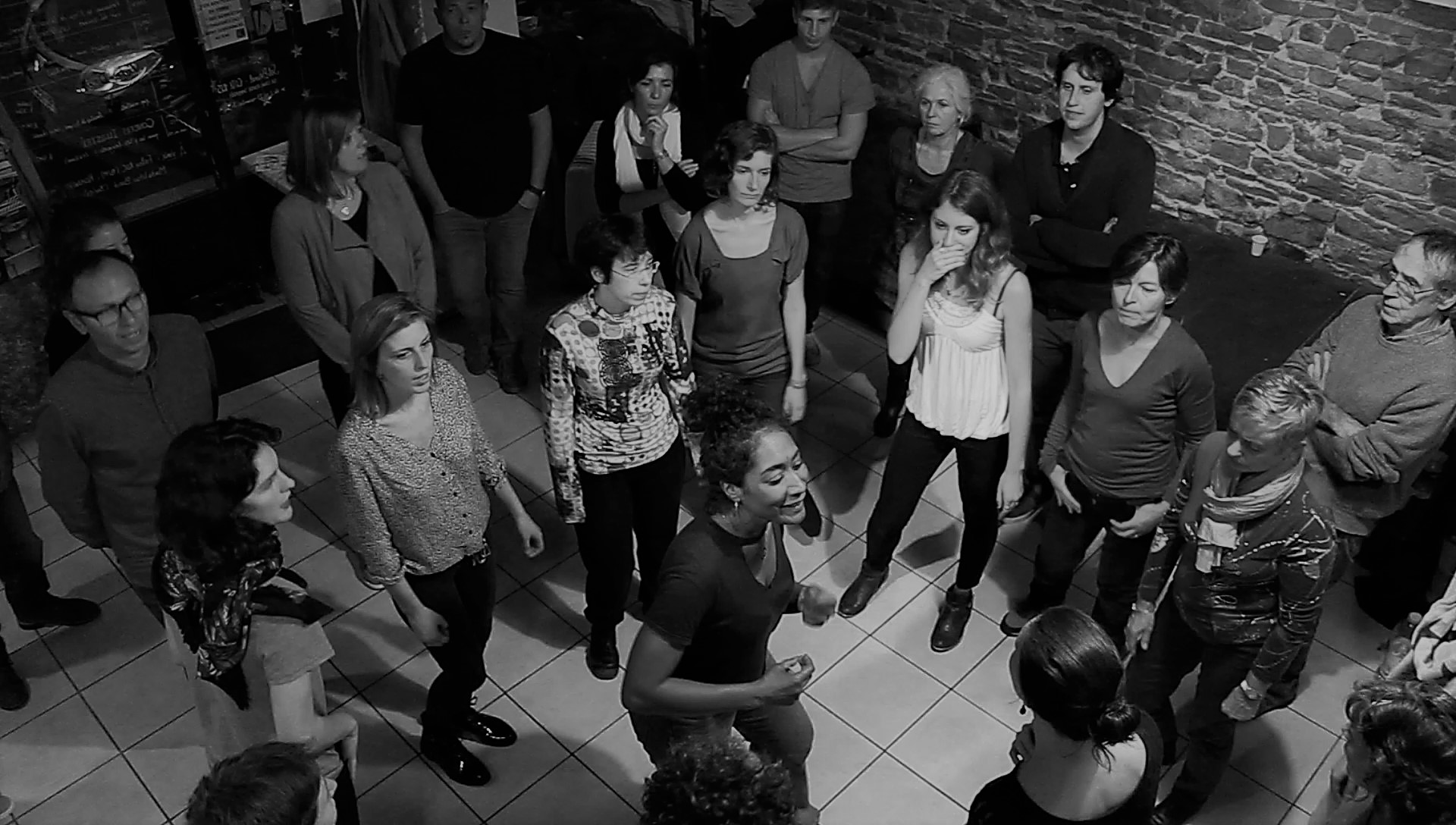 photo d'Isa Belleau en team-building par le chant improvisé - Le Labo Vocal d'Isa - Coaching vocal, cours de technique vocale, ateliers de team-building - Lyon 7